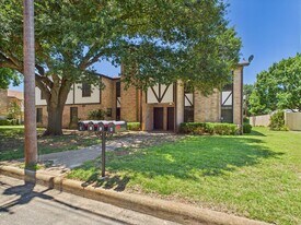107 Frederick Rd in Fredericksburg, TX - Building Photo