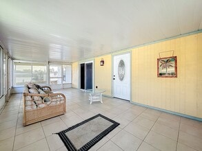 425 Baker Rd in Merritt Island, FL - Foto de edificio - Building Photo
