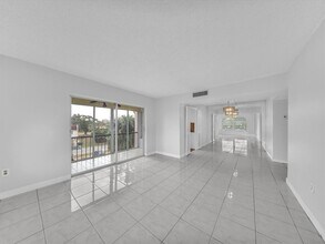4156 Inverrary Dr, Unit 301 in Lauderhill, FL - Foto de edificio - Building Photo