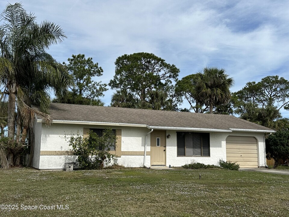 511 Dinner St NE in Palm Bay, FL - Building Photo