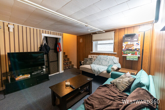 property at 5312 W Foster Ave