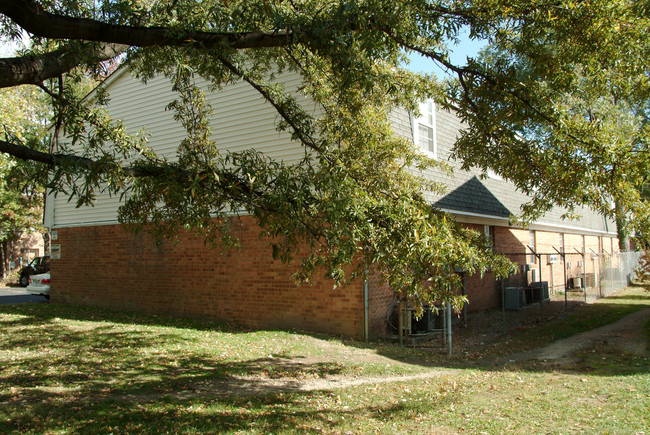 Northampton Apartments in Richmond, VA - Building Photo - Building Photo