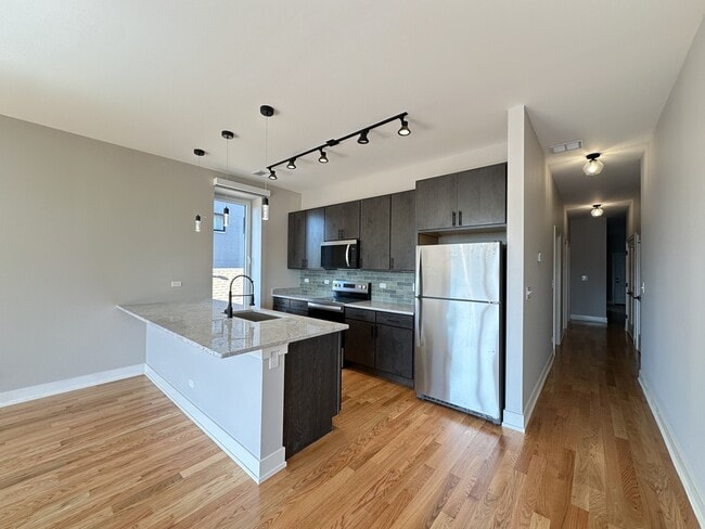 2100 W 18th Pl in Chicago, IL - Building Photo - Building Photo