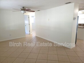 2030 Lyra Dr in Holiday, FL - Foto de edificio - Building Photo