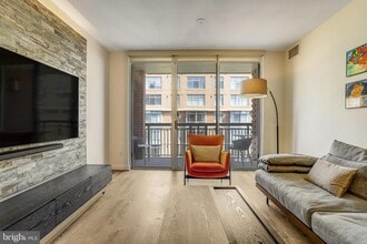 1020 N Highland St in Arlington, VA - Building Photo - Building Photo