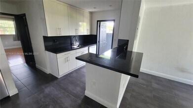 3042 NW 27th St in Miami, FL - Building Photo - Building Photo