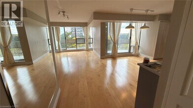 1300 Marlborough Ct in Oakville, ON - Building Photo - Building Photo