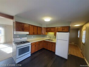 137 Birchwood Ave in Troy, MI - Building Photo - Building Photo