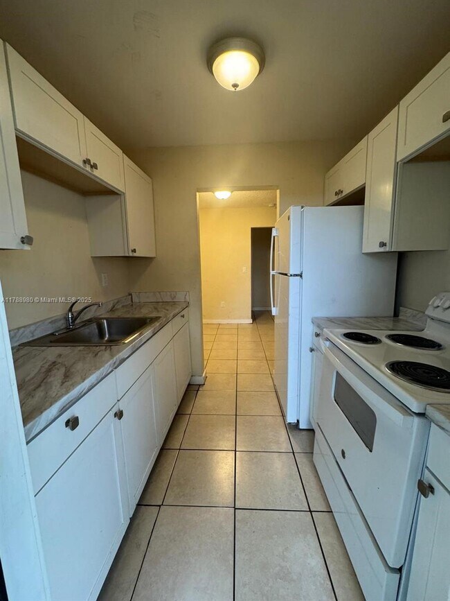 151 NW 164th St-Unit -3 in Miami, FL - Building Photo - Building Photo
