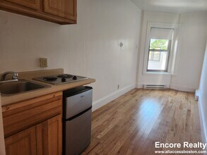 1061 Beacon St in Brookline, MA - Building Photo - Building Photo