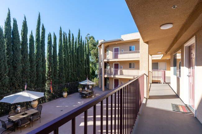 Yaya Valerio in Van Nuys, CA - Foto de edificio - Building Photo