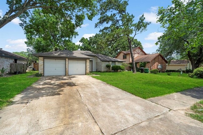 13815 Grosvenor St in Houston, TX - Foto de edificio - Building Photo