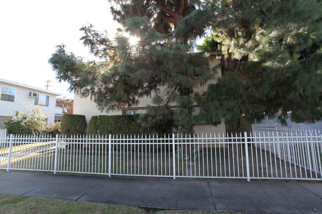 19114 Sherman Way in Reseda, CA - Foto de edificio - Building Photo