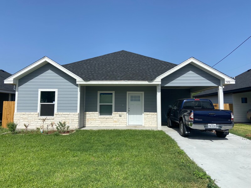 326 S 15th St in Kingsville, TX - Building Photo
