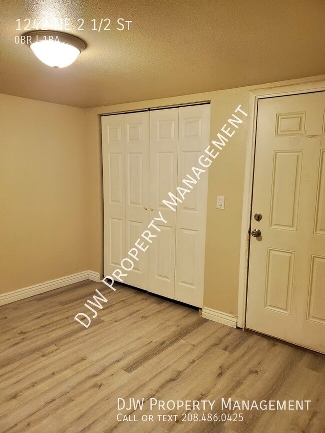 1242 N E 2 1/2 St in Meridian, ID - Building Photo - Building Photo