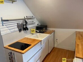 2 Vassar St, Unit Attic in Medford, MA - Foto de edificio - Building Photo