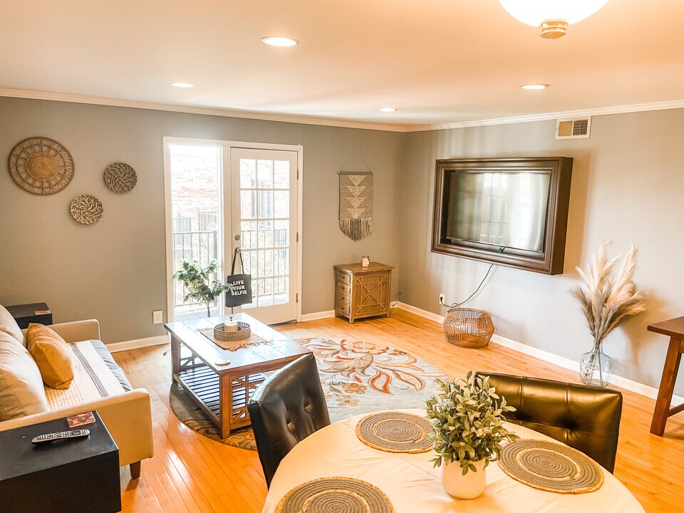 Room in Condo on E Hill Dr in Austin, TX - Building Photo