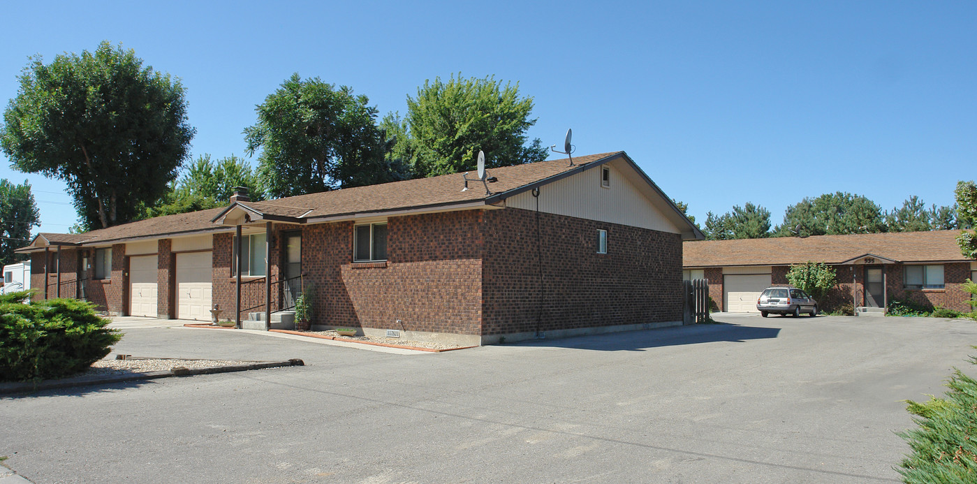 927-935 NW 8th St in Meridian, ID - Building Photo