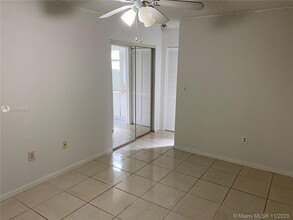 816 NE 214th Ln in Miami, FL - Foto de edificio - Building Photo