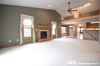 7144 Cody Dr in West Des Moines, IA - Foto de edificio - Building Photo