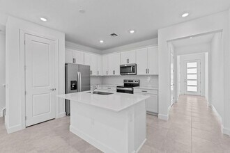 4291 Lantana Rd in Atlantis, FL - Foto de edificio - Building Photo
