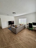 1215 NE 109th St in Miami, FL - Building Photo