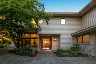 9636 NE 30th Pl in Clyde Hill, WA - Building Photo - Building Photo