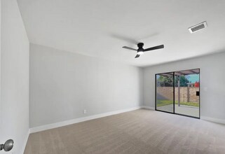 25443 Vía Labrada in Santa Clarita, CA - Foto de edificio - Building Photo