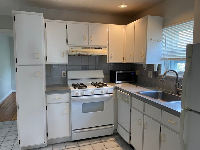 15 Wave Ave, Unit 3 in Revere, MA - Foto de edificio - Building Photo