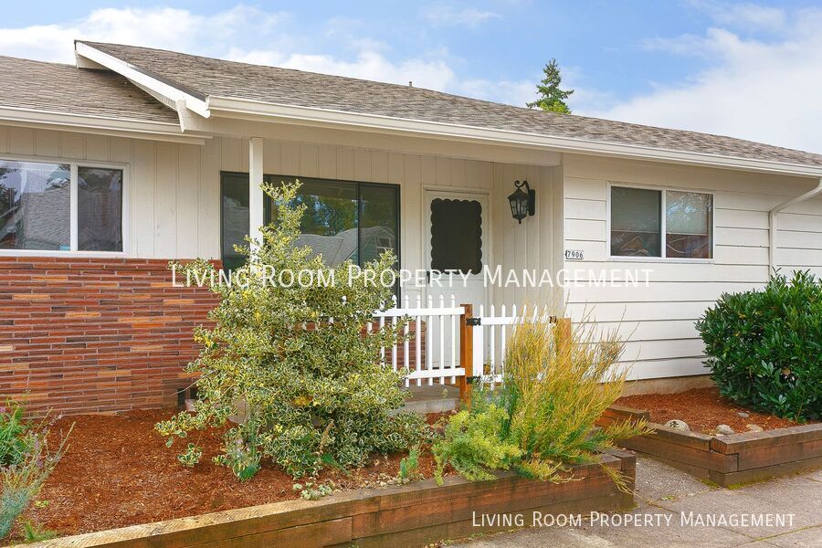 7906 NE Oregon St in Portland, OR - Building Photo