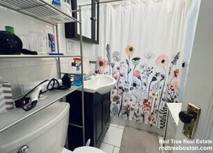 2009 Commonwealth Ave, Unit 10 in Boston, MA - Building Photo - Building Photo