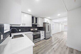 1106 W Tri Oaks Ln in Houston, TX - Building Photo