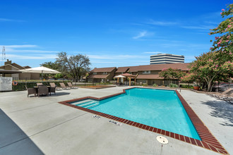 Watersong Villas Town homes & Apartments in Dallas, TX - Foto de edificio - Building Photo