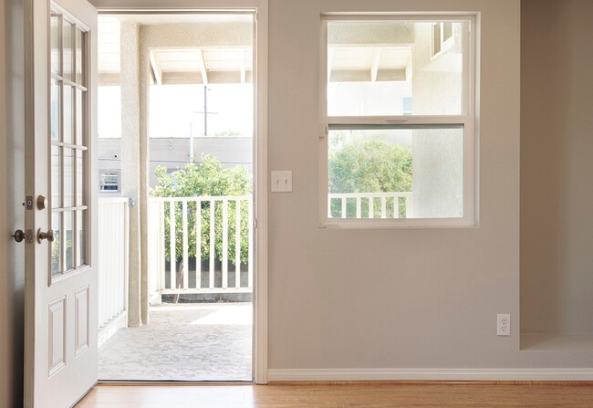 340 N La Fayette Park Pl in Los Angeles, CA - Building Photo - Building Photo