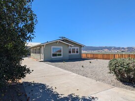 211 Freitas Rd in Hollister, CA - Building Photo
