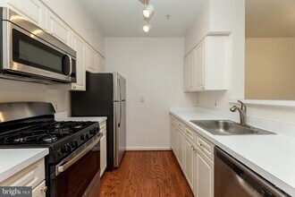 2204 Westcourt Ln in Herndon, VA - Building Photo - Building Photo