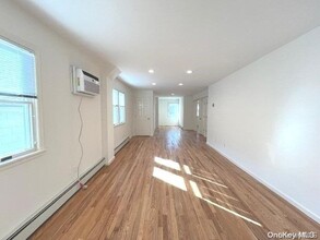 46 Firwood Rd-Unit -1st in Port Washington, NY - Foto de edificio - Building Photo