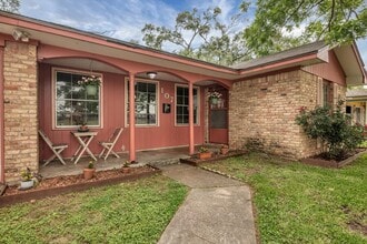 107 Ash Ln in Lake Jackson, TX - Building Photo - Building Photo