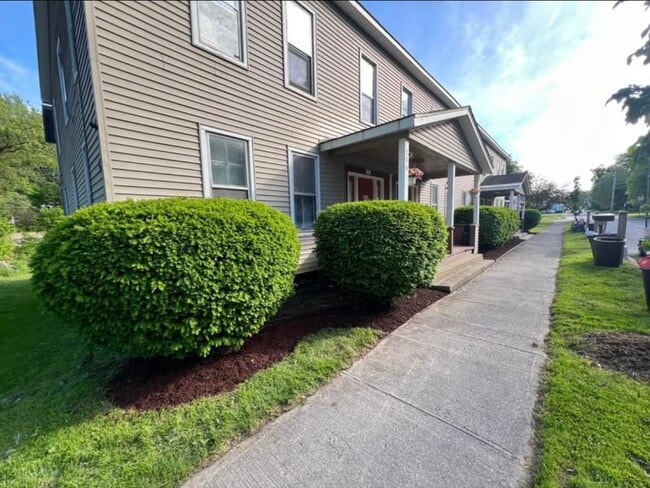 122 S Main St, Unit 8 in Oriskany Falls, NY - Foto de edificio - Building Photo