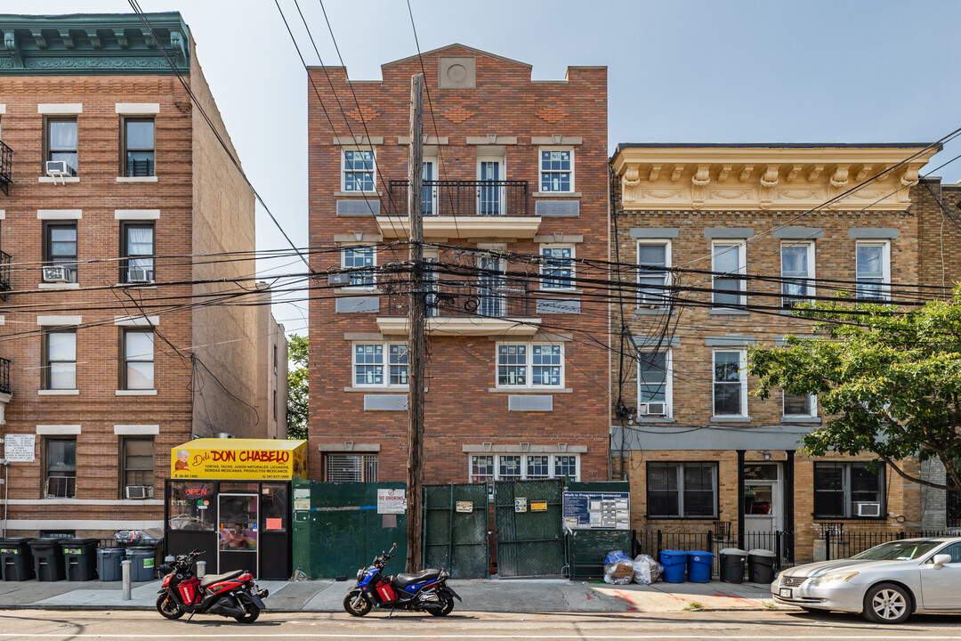 3086 14th St in Astoria, NY - Foto de edificio