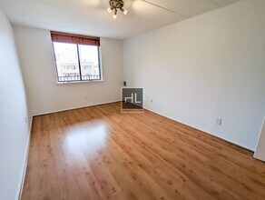 30 ROAD, Unit 5E in Queens, NY - Building Photo - Building Photo