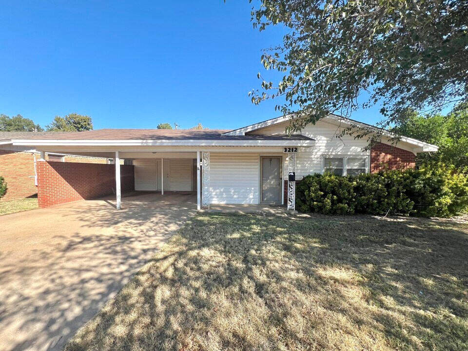 3212 47th St in Lubbock, TX - Building Photo