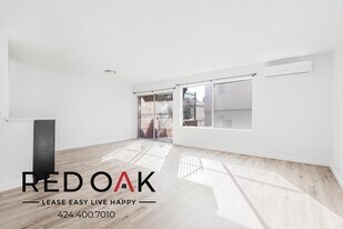 2065 Rodney Dr in Los Angeles, CA - Building Photo