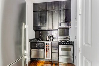 562 Hudson St in New York, NY - Building Photo - Building Photo