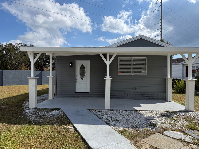 8811 Poe Dr in Town 'n' Country, FL - Foto de edificio