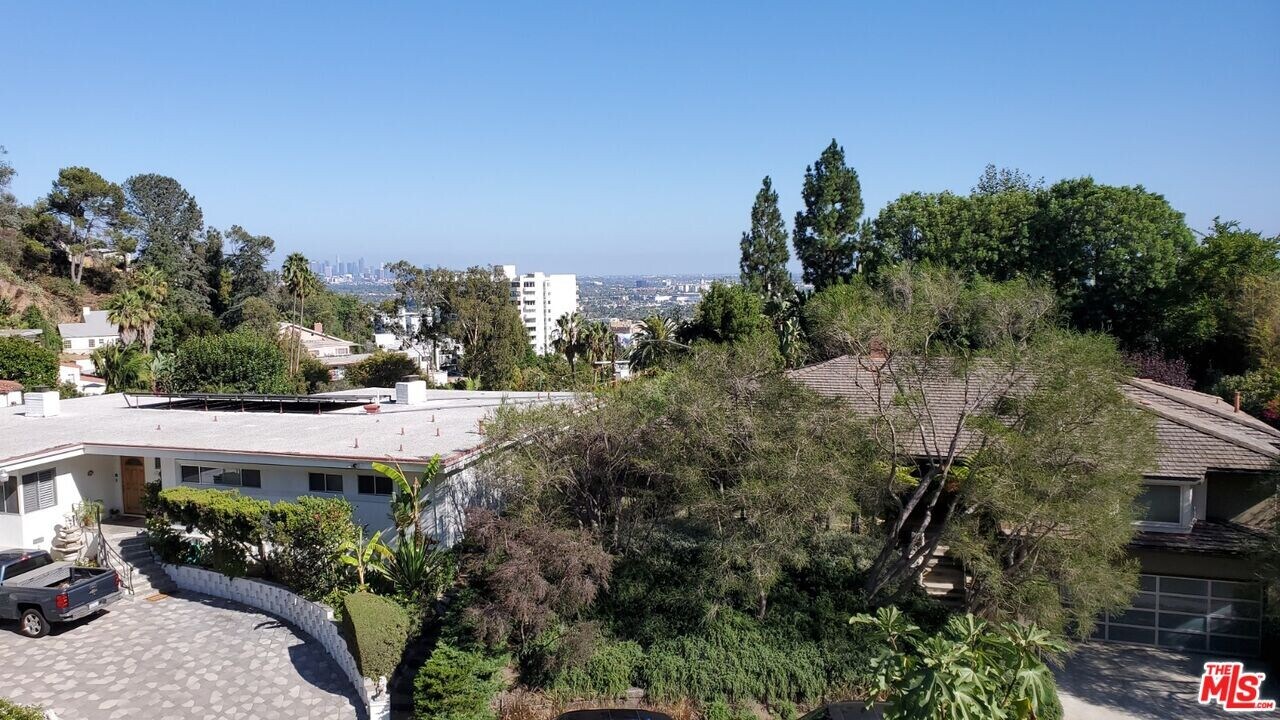 1317 Devlin Dr in Los Angeles, CA - Building Photo