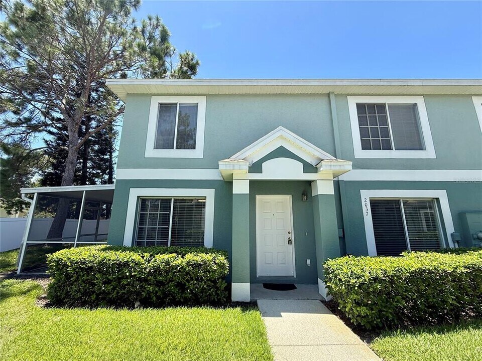 2037 Fluorshire Dr in Brandon, FL - Building Photo