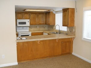 2043 Candlewood Ln in Hanford, CA - Building Photo - Building Photo