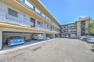 Webster Poolside Apartments in Berkeley, CA - Foto de edificio - Building Photo