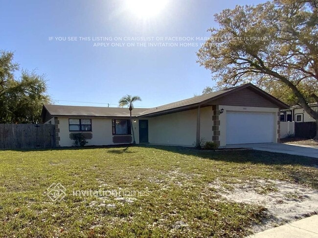 2065 Briarwood St in Dunedin, FL - Foto de edificio - Building Photo